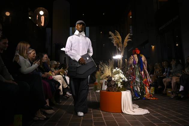 MELBOURNE FASHION WEEK PREVIEW, A model walks the runway wearing a design by Wa Ring during a Melbourne Fashion Week media preview in Melbourne, Monday, October 21, 2024. ( NO ARCHIVING, EDITORIAL USE ONLY, NO USE IN BOOKS WITHOUT CONSENT Melbourne Victoria Australia Copyright: xJAMESxROSSx 20241021196825453584