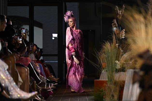 MELBOURNE FASHION WEEK PREVIEW, A model walks the runway during a Melbourne Fashion Week media preview in Melbourne, Monday, October 21, 2024. ( NO ARCHIVING, EDITORIAL USE ONLY, NO USE IN BOOKS WITHOUT CONSENT Melbourne Victoria Australia Copyright: xJAMESxROSSx 20241021136019129451