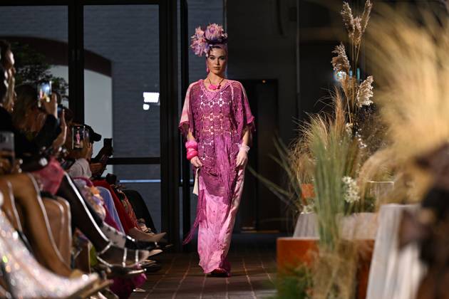 MELBOURNE FASHION WEEK PREVIEW, A model walks the runway during a Melbourne Fashion Week media preview in Melbourne, Monday, October 21, 2024. ( NO ARCHIVING, EDITORIAL USE ONLY, NO USE IN BOOKS WITHOUT CONSENT Melbourne Victoria Australia Copyright: xJAMESxROSSx 20241021166735463461