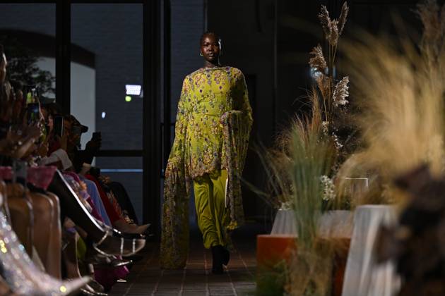 MELBOURNE FASHION WEEK PREVIEW, A model walks the runway during a Melbourne Fashion Week media preview in Melbourne, Monday, October 21, 2024. ( NO ARCHIVING, EDITORIAL USE ONLY, NO USE IN BOOKS WITHOUT CONSENT Melbourne Victoria Australia Copyright: xJAMESxROSSx 20241021168300776960