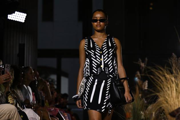 MELBOURNE FASHION WEEK PREVIEW, A model walks the runway during a Melbourne Fashion Week media preview in Melbourne, Monday, October 21, 2024. ( NO ARCHIVING, EDITORIAL USE ONLY, NO USE IN BOOKS WITHOUT CONSENT Melbourne Victoria Australia Copyright: xJAMESxROSSx 20241021123984539626
