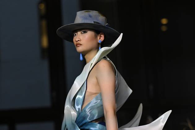 MELBOURNE FASHION WEEK PREVIEW, A model walks the runway during a Melbourne Fashion Week media preview in Melbourne, Monday, October 21, 2024. ( NO ARCHIVING, EDITORIAL USE ONLY, NO USE IN BOOKS WITHOUT CONSENT Melbourne Victoria Australia Copyright: xJAMESxROSSx 20241021191959961254