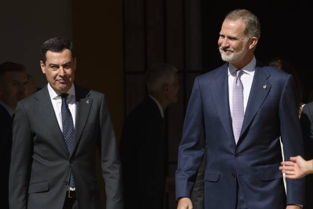 Spanish King Felipe VI (R), next to Andalucia region president Juanma Moreno (L) after receiving the Honour Distintion of the Latinamerican Awards of the Golden Tower from hands of the Seville s Trade Chamber president Francisco Herrero (R) during an act held in Seville, Spain 21 October 2024. Spanish King Felipe VI receives the Honour Distintion of the Latinamerican Awards of the Golden Tower !ACHTUNG: NUR REDAKTIONELLE NUTZUNG!  Copyright: xJoséxManuelxVidalx GRAFAND4012 20241021-55015001404_1