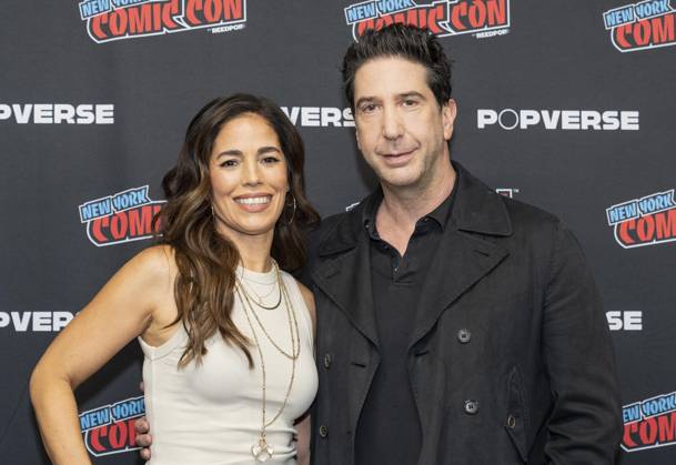 October 20, 2024, New York, New York, USA: Thousands of people attend New York Comic Con at Jacob Javits Center on October 20, 2024, many wear costumes and accessories made by themselves. Some were recording videos for Instagram and TikTok. Ana Ortiz and David Schwimmer pose after the panel for Goosebumps: The Vanishing produced by Disney New York USA - ZUMAr339 20241020_znp_r339_081 Copyright: xLevxRadinx