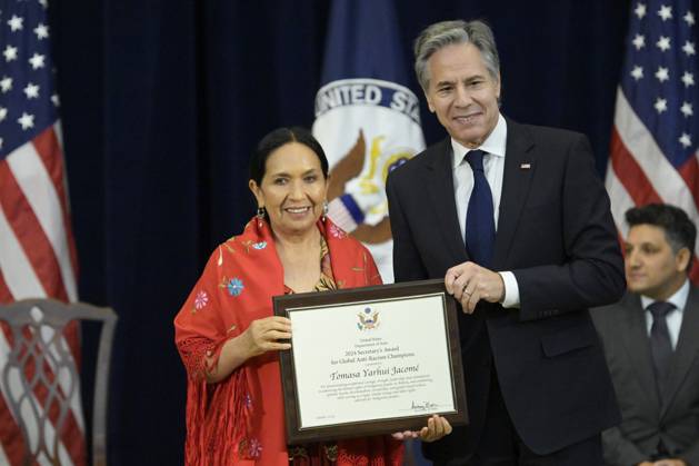 News Bilder des Tages DC: Sec Blinken hold a Secretary of State s Award for Global Anti Racism Champions ceremony US State Department Secretary Antony Blinken awards Bolivian Political Leader Tomasa Yarhui Jacom during a Secretary of State s Award for Global Anti-Racism Champions ceremony at State Department Headquarters in Washington DC, USA, on October 21, 2024. WASHINGTON DC USA  Copyright: xLeninxNollyx originalFilename: nollyaraujo-dcsecbli241021_np1fC.jpg