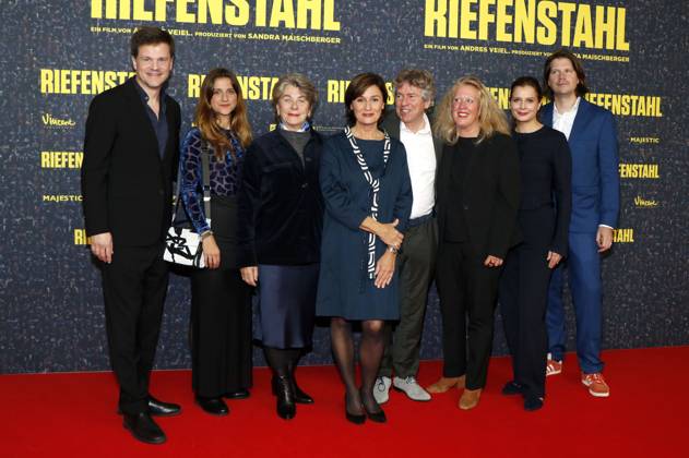 Bilder des Jahres 2024, Entertainment 10 Oktober Entertainment Themen der Woche KW43 Benjamin Herrmann, Paulina Fröhlich, Kirsten Niehuus, Sandra Maischberger, Andreas Veiel, Christiane Hinz, Andrea Despot und Enzo Maaß bei der Premiere des Dokumentarfilms Riefenstahl im Delphi-Filmpalast am Zoo. Berlin, 21.10.2024