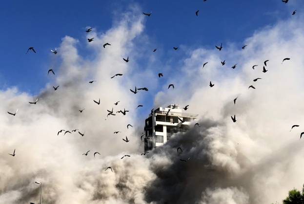Bilder des Jahres 2024, News 10 Oktober News Themen der Woche KW43 (241023) -- BEIRUT, Oct. 23, 2024 -- Smoke billows from a building after an Israeli airstrike in the southern suburb of Beirut, Lebanon, Oct. 22, 2024. The death toll from Israeli airstrikes on Lebanon since the beginning of the Israel-Hezbollah conflict has reached 2,530, with injuries up to 11,803, according to a report released Tuesday by the Disaster Risk Management Unit at the Lebanese Council of Ministers. ) LEBANON-BEIRUT-ISRAELI AIRSTRIKE BilalxJawich