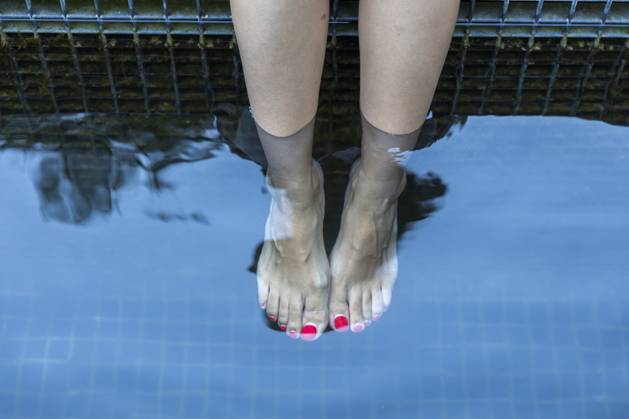 Legs of woman in water of swimming pool model released, Symbolfoto, MEGF00922