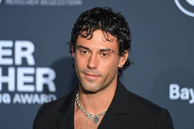 Aaron Altaras (Schauspieler), Einzelbild,angeschnittenes Einzelmotiv,Portraet,Portrait,Porträt. Roter Teppich,Blauer Panther TV und Streaming Award 2024 am 23.10.2024 in der BMW Welt Muenchen.