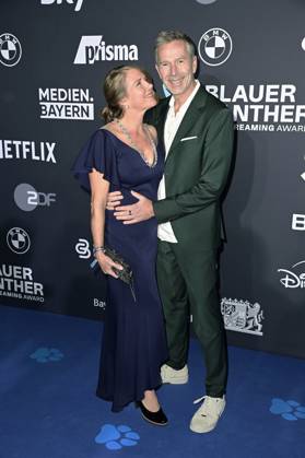Dirk Steffens mit Ehefrau Dr. Sabine Steffens bei der Verleihung vom Blauer Panther - TV & Streaming Award 2024 in der BMW Welt. München, 23.10.2024