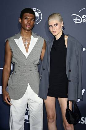 Jermaine Kokou Kothe und Lea Oude Engberink bei der Verleihung vom Blauer Panther - TV & Streaming Award 2024 in der BMW Welt. München, 23.10.2024