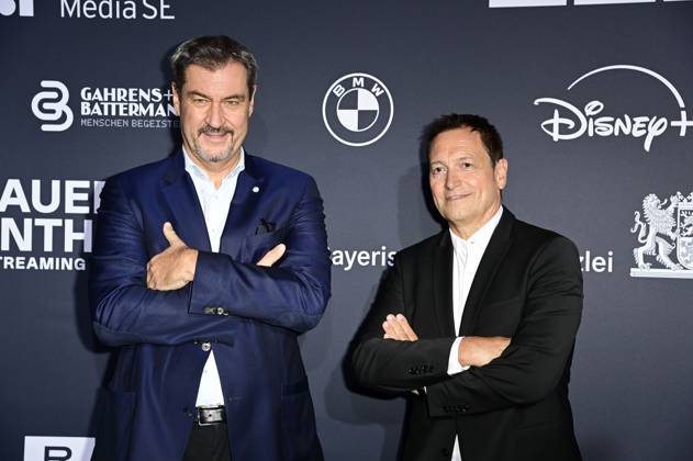 Markus Söder und Dieter Nuhr bei der Verleihung vom Blauer Panther - TV & Streaming Award 2024 in der BMW Welt. München, 23.10.2024