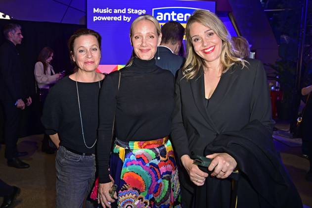 Gast, Anna Schudt und Alwara Höfels bei der Verleihung vom Blauer Panther - TV & Streaming Award 2024 in der BMW Welt. München, 23.10.2024