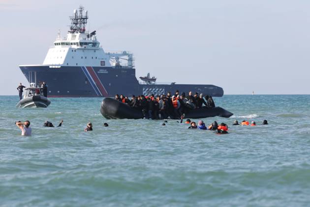 Bilder des Jahres 2024, News 10 Oktober News Themen der Woche KW43 News Bilder des Tages Small boat depart Audresselles PHOTOPQR VOIX DU NORD Marc Demeure Audresselles le 25 10 2024 departure dun Small boat avec recuperation de migrants sur la plage cab boat bateau de la marine nationale en arriere plan Audresselles, France, oct 25th 2024 Departure of a small boat with recovery of migrants 1 1 France  Copyright: xPHOTOPQR VOIXxDUxNORD MAXPPPxMarcxDemeurex 20241025VDN5506 20241025VDN5514