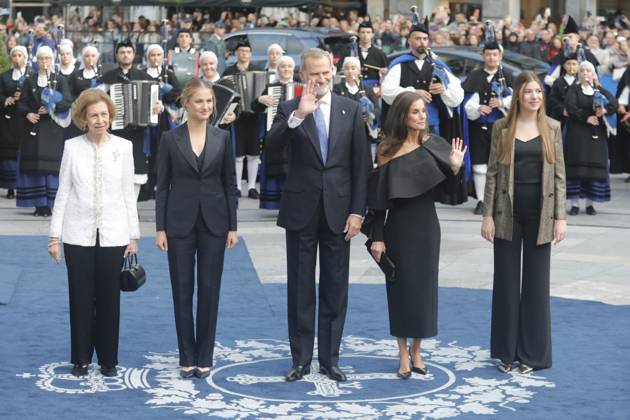 Arrivals at the 2024 Princess of Asturias Awards Ceremony in Oviedo I D Queen Sofia Princess Leonor King Felipe VI Queen Letizia and Infanta Sofia, on their arrival at the Campoamor Theater to attend the 2024 Princess of Asturias Awards Ceremony, on October 25, 2024, in Oviedo, Asturias Spain The Princess of Asturias Foundation today celebrates the Princess of Asturias Awards, which are presented annually at a solemn academic ceremony in Oviedo, The objectives of the Foundation are to contribute to the exaltation and promotion of scientific, cultural and humanistic values that are universal heritage, through eight categories of awards 25 OCTOBER 2024 PRINCESS OF ASTURIAS QUEENS PRINCESS INFANTA PRIZES ASTURIES ASTURIAS CAMPOAMOR PRIZE AWAR  Copyright: xJorgexPeteirox 6301529