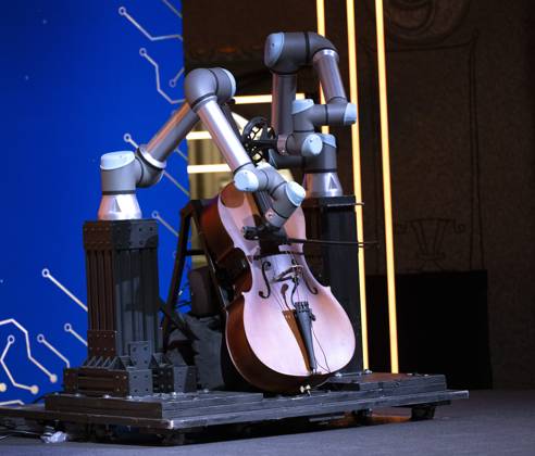 STOCKHOLM, SWEDEN 20241025 Stockholm Concert Orchestra and a cello playing robot, programmed by Fredrik Gran, perform a prelude written by Jacob Mürlrad during the Academy of Engineering Sciences IVA ceremony at the City Hall in Stockholm on Friday STOCKHOLM SWEDEN x10040x  Copyright: xAndersxWiklund TTx IVAS HÖGTIDSSAMMANKOMST 2024 AsEM7yd86AI