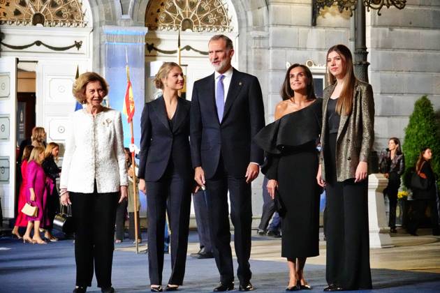 2024 Princess of Asturias Awards Presentation Ceremony in Oviedo R H Queen Sofia Princess Leonor King Felipe VI Queen Letizia and Infanta Sofia, leaving the 2024 Princess of Asturias Awards Presentation Ceremony at the Campoamor Theater, on October 25, 2024, in Oviedo, Asturias Spain The Princess of Asturias Foundation celebrates today the Princess of Asturias Awards, which, annually, are presented in a solemn academic ceremony held in Oviedo, The objectives of the Foundation are to contribute to the exaltation and promotion of scientific, cultural and humanistic values that are universal heritage, through eight categories of awards 25 OCTOBER 2024 PRINCESS OF ASTURIAS QUEENS PRINCESS INFANTA PRIZES ASTURIES ASTURIAS CAMPOAMOR AWARDS Ovied Copyright: xXuanxCuetox 6301957