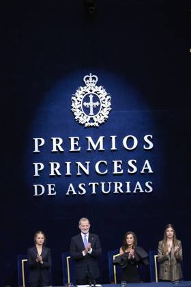 Princesa de Asturias Awards 2024 - Ceremony Gala King Felipe VI of Spain, Queen Letizia of Spain, Crown Princess Leonor, Princess Sofia attends Ceremony Gala during Princess of Asturias Awards 2024 at Campoamor Theatre on October 25, 2024 in Oviedo, Spain Photo by IMAGO MPG Oviedo Campoamor Theatre Asturias Spain  Copyright: xMPGx