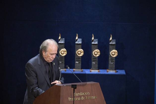 Princesa de Asturias Awards 2024 - Ceremony Gala Joan Manuel Serrat, Princess of Asturias Award 2024 for Arts attends Ceremony Gala during Princess of Asturias Awards 2024 at Campoamor Theatre on October 25, 2024 in Oviedo, Spain Photo by IMAGO MPG Oviedo Campoamor Theatre Asturias Spain  Copyright: xMPGx