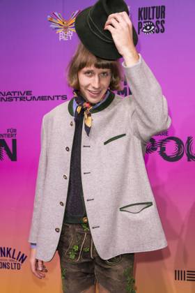 Polyton, Preisverleihung in den Atelier Gardens, Berlin, 23.10.2024 Hänsel auf dem Roten Teppich vor der Preisverleihung des Polyton 2024 in den Berliner Atelier Gardens am 23.10.2024. Die Auszeichnung findet seit 2023 statt und ist ein Nachfolger des Musikpreises Echo. Berlin Atelier Gardens Copyright: xBenxKriemannx