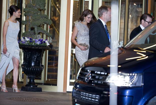 Kronprinsessan Victoria och prinsessan Madeleine lämnar middagen pa Grand Hotel kvällen innan prinsessan Madeleines bröllop - Crown Princess Victoria och Princess Madeleine guests leave the pre-wedding party at Grand Hotel 2013-06-08 (c) JERREVANG STEFAN Aftonbladet IBL Bildbyra * * * EXPRESSEN OUT * * * AFTONBLADET 2800 kungahus Sverige x2512x Copyright: xStefanxJerrevang Aftonbladet TTx