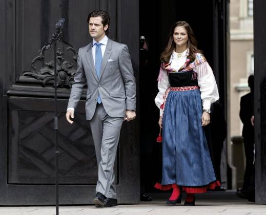 prins carl philip och prinsessan madeleine - i folkdräkt - öppnar dörrarna till stockholms slott och evenemanget öppet slott pa nationaldagen 6 juni 2012. 2012-06-06 (c) Magnus Sandberg Aftonbladet IBL Bildbyra * * * EXPRESSEN OUT * * * AFTONBLADET 4560 kungahus Sverige x2512x Copyright: xMagnusxSandberg Aftonbladet TTx 06 carl philip-madeleine_09