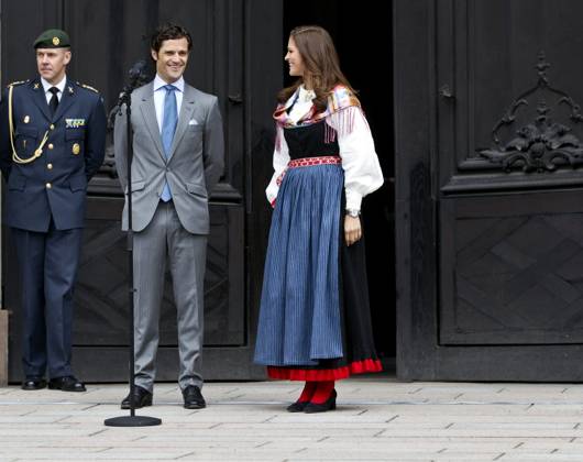 prins carl philip och prinsessan madeleine - i folkdräkt - öppnar dörrarna till stockholms slott och evenemanget öppet slott pa nationaldagen 6 juni 2012. 2012-06-06 (c) Magnus Sandberg Aftonbladet IBL Bildbyra * * * EXPRESSEN OUT * * * AFTONBLADET 4560 kungahus Sverige x2512x Copyright: xMagnusxSandberg Aftonbladet TTx 06 carl philip-madeleine_10