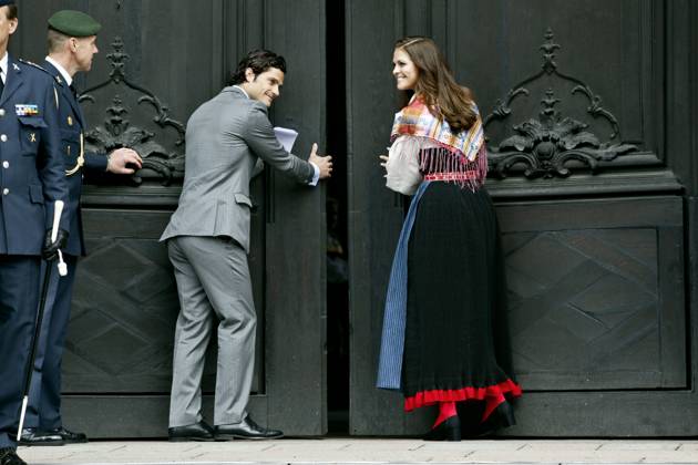 prins carl philip och prinsessan madeleine - i folkdräkt - öppnar dörrarna till stockholms slott och evenemanget öppet slott pa nationaldagen 6 juni 2012. 2012-06-06 (c) Magnus Sandberg Aftonbladet IBL Bildbyra * * * EXPRESSEN OUT * * * AFTONBLADET 4560 kungahus Sverige x2512x Copyright: xMagnusxSandberg Aftonbladet TTx 06 carl philip-madeleine_03