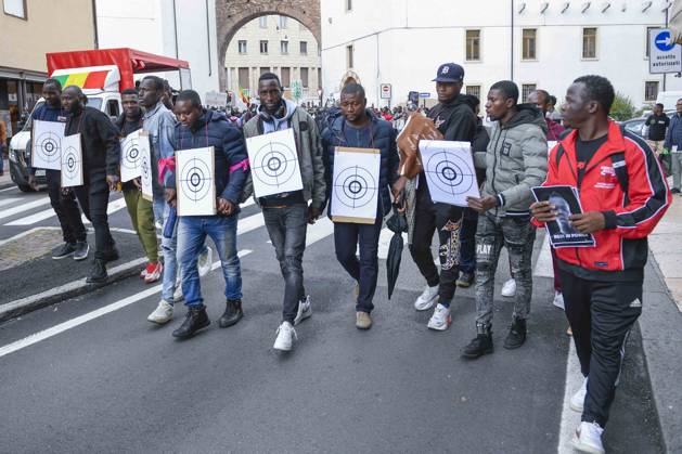 Bilder des Jahres 2024, News 10 Oktober News Themen der Woche KW43 News Bilder des Tages foto IPP Mirko Barbieri verona 26.10.2024 manifestazione della comunitÃ del Mali in sostegno di Moussa Diarra ucciso a Verona da un poliziotto