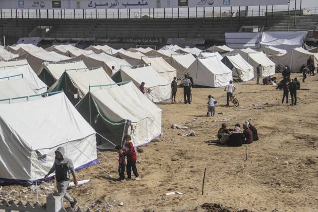 Bilder des Jahres 2024, News 10 Oktober News Themen der Woche KW43 October 26, 2024, Gaza City, The Gaza Strip, Palestine: Hundreds of families fleeing Israeli army s intense attacks on Jibalya, Beit Hanoun and Beit Lahia in northern Gaza shelter in the tent camp established at the Yarmouk Stadium, in Gaza City, Gaza on October 26, 2024. Gaza City Palestine - ZUMAq100 20241026_zaa_q100_017 Copyright: xMahmoudxIssax