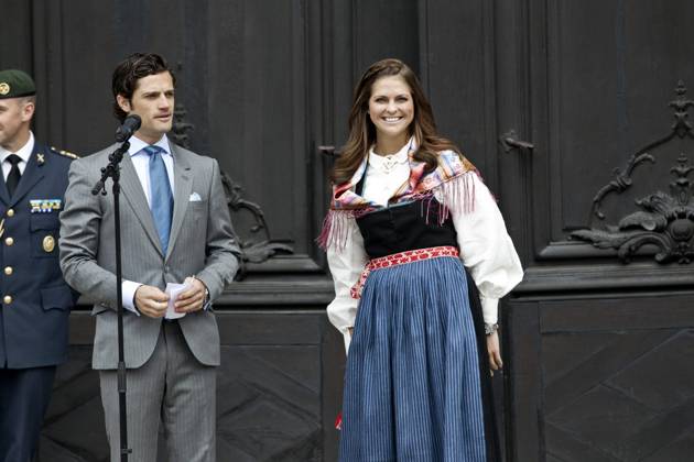 prins carl philip och prinsessan madeleine - i folkdräkt - öppnar dörrarna till stockholms slott och evenemanget öppet slott pa nationaldagen 6 juni 2012. 2012-06-06 (c) Magnus Sandberg Aftonbladet IBL Bildbyra * * * EXPRESSEN OUT * * * AFTONBLADET 4560 kungahus Sverige x2512x Copyright: xMagnusxSandberg Aftonbladet TTx 06 carl philip-madeleine_04