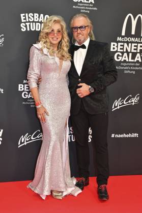 Carmen Geiss und Robert Geiss bei der 19. McDonald s Benefiz Gala zugunsten der McDonald s Kinderhilfe Stiftung in den Eisbach Studios. München, 26.10.2024