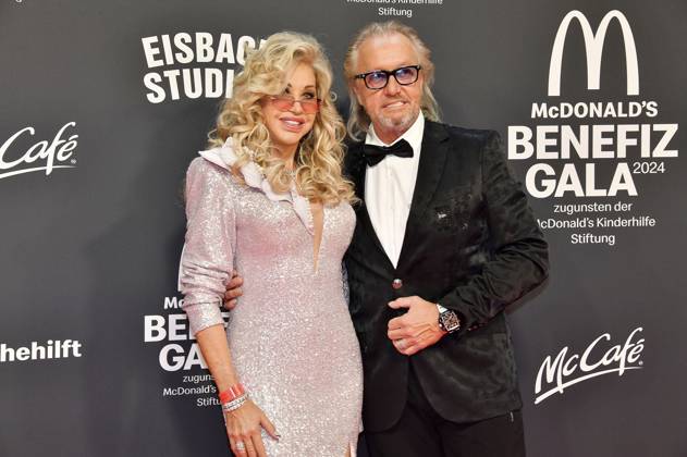 Carmen Geiss und Robert Geiss bei der 19. McDonald s Benefiz Gala zugunsten der McDonald s Kinderhilfe Stiftung in den Eisbach Studios. München, 26.10.2024