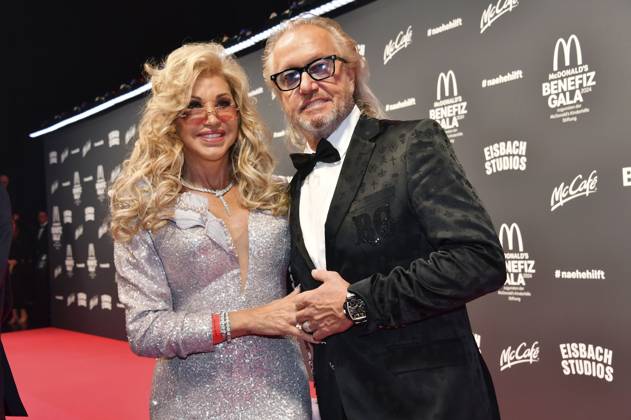 Carmen Geiss und Robert Geiss bei der 19. McDonald s Benefiz Gala zugunsten der McDonald s Kinderhilfe Stiftung in den Eisbach Studios. München, 26.10.2024