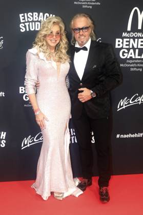 Carmen Geiss und Robert Geiss bei der 19. McDonald s Benefiz Gala zugunsten der McDonald s Kinderhilfe Stiftung in den Eisbach Studios. München, 26.10.2024