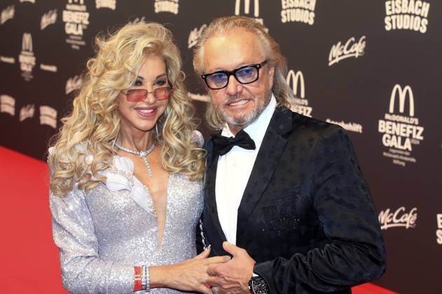 Carmen Geiss und Robert Geiss bei der 19. McDonald s Benefiz Gala zugunsten der McDonald s Kinderhilfe Stiftung in den Eisbach Studios. München, 26.10.2024