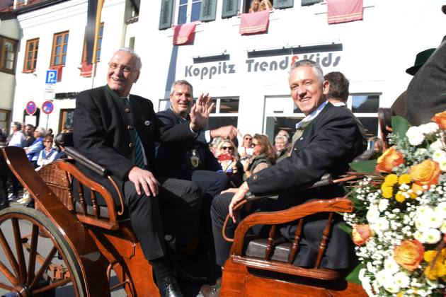 In der Festzug Kutsche Joachim Herrmann Innenminister Christian Bauer Buergermeister Stadt Grafing Thomas Huber MdL Grafing Stadt Bayern 27.10.2024 Rathaus Marktplatz Leonhardifahrt Leonhardikirche Pferdesegnung Standkonzert Glonner Musi- Stadtkapelle Grafing Grafing