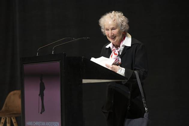 Bilder des Jahres 2024, Entertainment 10 Oktober Entertainment Themen der Woche KW43 Entertainment Bilder des Tages The Canadian author Margaret Atwood gives a speech after recieving the H.C. Andersen Literature Prize 2024 at the concert hall Odeon in Odense on Sunday, October 27, 2024. The prize is awarded to Margaret Atwood for her use of myths, fairy tales, and fantastic and speculative narratives to illuminate contemporary political issues, as well as for elevating so-called speculative fiction to a higher art form. , Odense Denmark Copyright: ThomasxSj ThomasxSjoerupx spdk20241027-155747-L