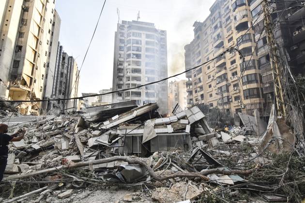 Bilder des Jahres 2024, News 10 Oktober News Themen der Woche KW43 News Bilder des Tages Israeli Airstrike In Beirut, Lebanon Damage occurs at the site of overnight Israeli airstrikes that target Beirut s southern suburb of Hadath in Beirut, Lebanon, on October 27, 2024, amid the ongoing war between Israel and Hezbollah. beirut Lebanon  Copyright: xFadelxItanix originalFilename: itani-notitle241027_npX1V.jpg