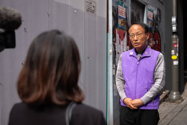 Press Conference Marking The Second Anniversary Of The 10.29 Itaewon Tragedy A representative speaks to the media during an interview at the site of the 10.29 Path of Remembrance and Safety in the Itaewon tragedy alley in Yongsan-gu, Seoul, South Korea, on October 28, 2024. About ten bereaved family members and representatives from the Citizens Countermeasure Committee attend. The family of 23-year-old foreign victim Grace Rached, including her mother, younger sister, and cousin, travels from Australia to Korea to participate in the press conference. Seoul South Korea  Copyright: xChrisxJungx originalFilename: jung-presscon241028_npEv0.jpg