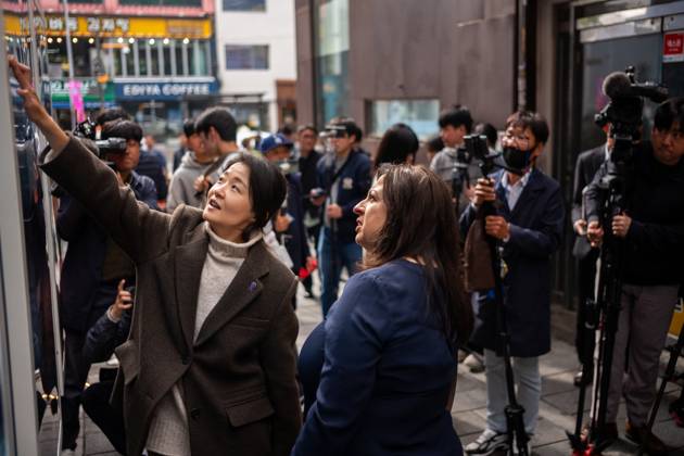 Press Conference Marking The Second Anniversary Of The 10.29 Itaewon Tragedy Artist Kwon Eun-bi introduces her work to Joanne Rached, the mother of foreign victim Grace Rached, at the opening ceremony of the new 10.29 Path of Remembrance and Safety billboards in the Itaewon tragedy alley in Yongsan-gu, in Seoul, South Korea, on October 28, 2024. About ten bereaved family members and representatives from the Citizens Countermeasure Committee attend. The family of 23-year-old foreign victim Grace Rached, including her mother, younger sister, and cousin, travels from Australia to Korea to participate in the press conference. Seoul South Korea  Copyright: xChrisxJungx originalFilename: jung-presscon241028_npVph.jpg