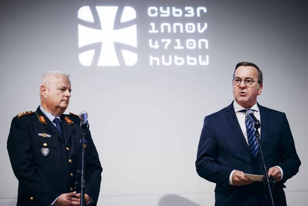 Bilder des Jahres 2024, News 10 Oktober News Bilder des Tages Boris Pistorius (SPD), Bundesminister der Verteidigung, aufgenommen im Rahmen eines Besuchs des Cyber Innovation Hub der Bundeswehr (CIHBw) in Berlin, 28.10.2024. Berlin Deutschland Copyright: xFelixxZahnx