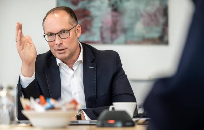 Turck GmbH 2. Mülheimer Wirtschaftspreis ** NUR FÜR REDAKTIONELLE ZWECKE ** EDITORIAL USE ONLY **<p>Dipl.-Wirt.-Ing. Christian Wolf, Geschäftsführer der Turck GmbH, spricht am Dienstag, 29.10.2024, am Stammsitz seines weltweit tätigen Unternehmens in Mülheim an der Ruhr über Firmenphilosophie und die Wertschätzung der Angestellten. Das Unternehmen ist für den 2. Mülheimer Wirtschaftspreis nominiert. Deutschland NRW Mülheim Copyright: MartinxMöller
