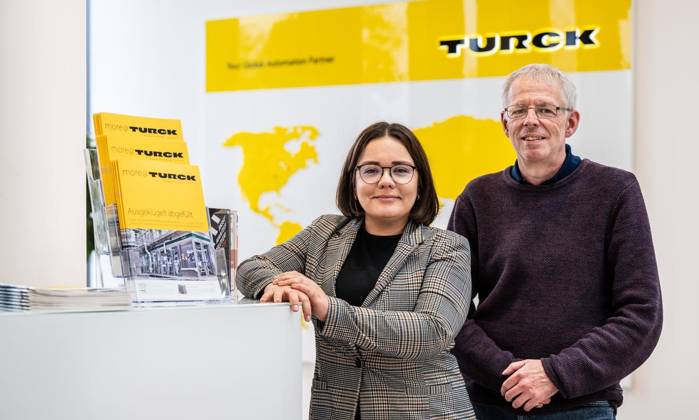 Turck GmbH 2. Mülheimer Wirtschaftspreis ** NUR FÜR REDAKTIONELLE ZWECKE ** EDITORIAL USE ONLY **<p>Die Leitenden Angestellten Mandy Berger (33) und Klaus Ebinger (57) stehen am Dienstag, 29.10.2024, im Foyer der Turck GmbH in Mülheim an der Ruhr, dem Stammsitz des weltweit tätigen Unternehmens, das für den 2. Mülheimer Wirtschaftspreis nominiert ist. Deutschland NRW Mülheim Copyright: MartinxMöller
