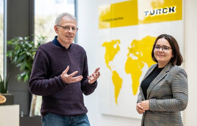 Turck GmbH 2. Mülheimer Wirtschaftspreis ** NUR FÜR REDAKTIONELLE ZWECKE ** EDITORIAL USE ONLY **<p>Die Leitenden Angestellten Mandy Berger (33) und Klaus Ebinger (57) stehen am Dienstag, 29.10.2024, im Foyer der Turck GmbH in Mülheim an der Ruhr, dem Stammsitz des weltweit tätigen Unternehmens, das für den 2. Mülheimer Wirtschaftspreis nominiert ist. Deutschland NRW Mülheim Copyright: MartinxMöller