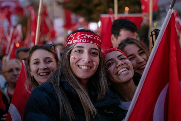 Bilder des Jahres 2024, News 10 Oktober Türkei, Feierlichkeiten zum Nationalfeiertag, 101 Jahre Staatsgründung in Istanbul October 29, 2024, Sisli, Istanbul, Turkey: People pose during the Republic March held for the 101st anniversary of the Republic of Turkey in Sisli, Istanbul, on October 29, 2024. Turkey is celebrating the 101st anniversary of the Republic of Turkey founded by Mustafa Kemal Ataturk. Sisli Turkey - ZUMAu194 20241029_zip_u194_007 Copyright: xTolgaxUluturkx
