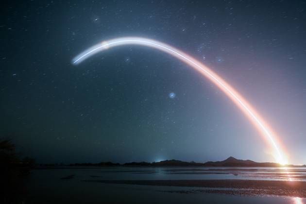 Bilder des Jahres 2024, News 10 Oktober News Bilder des Tages (241030) -- JIUQUAN, Oct. 30, 2024 -- The Shenzhou-19 crewed spaceship, atop a Long March-2F carrier rocket, is launched from the Jiuquan Satellite Launch Center in northwest China, Oct. 30, 2024. The launch of the Shenzhou-19 crewed spaceship is a complete success, according to the China Manned Space Agency (CMSA). China on Wednesday launched the Shenzhou-19 crewed spaceship, sending three astronauts -- including the country s first female space engineer -- to its orbiting space station for a six-month mission. ) (EyesOnSci) CHINA-JIUQUAN-SHENZHOU-19-LAUNCH (CN) LianxZhen 