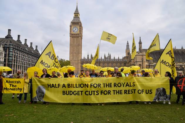 News Themen der Woche KW44 Bilder des Jahres 2024, News 10 Oktober News Bilder des Tages Großbritannien, Anti-Monarchie Proteste in London October 30, 2024, London, United Kingdom: Protesters hold a banner critical of payments to the royal family and budget cuts for the rest of the population, as anti-monarchy group Republic stage a protest in Parliament Square on Budget Day. London United Kingdom - ZUMAs197 20241030_aaa_s197_129 Copyright: xVukxValcicx