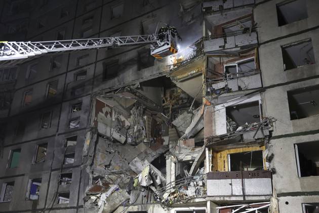 News Themen der Woche KW44 Bilder des Jahres 2024, News 10 Oktober KHARKIV, UKRAINE - OCTOBER 31, 2024 - Rescuers use an aerial ladder to put out a fire in a nine-storey residential building damaged by a Russian glide bomb, Kharkiv, northeastern Ukraine. An 11-year-old boy was killed and 34 residents were injured in the bombing. Russian bomb strikes Kharkiv apartment block  Copyright: xViacheslavxMadiievskyix