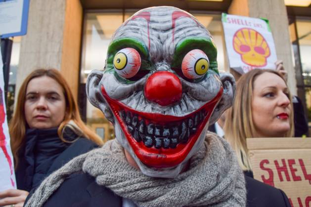 Bilder des Jahres 2024, News 10 Oktober October 31, 2024, London, England, UK: Environmental activists stage a Halloween-themed protest outside Shell headquarters, calling out the fossil fuel giant for its huge profits and demanding that they pay for environmental damage. London UK - ZUMAv130 20241031_zip_v130_003 Copyright: xVukxValcicx